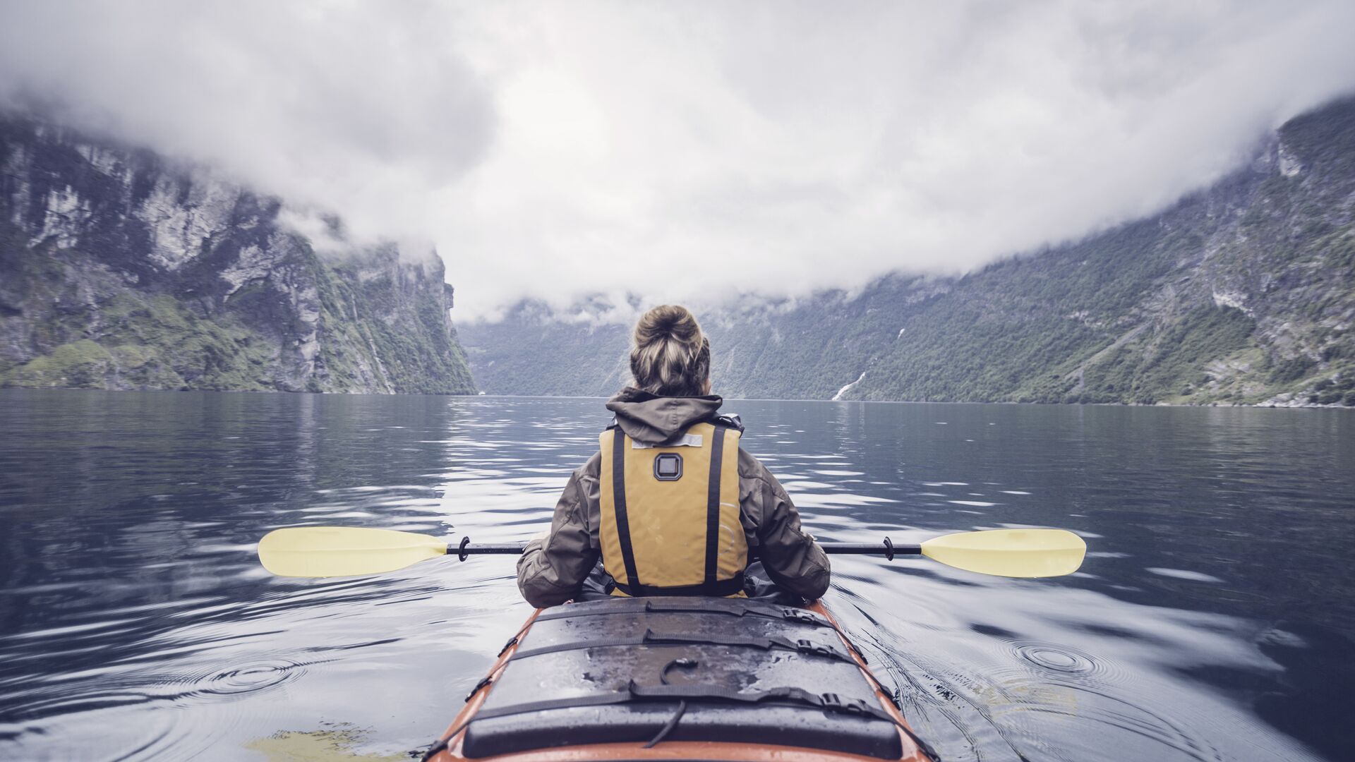 nordea-woman-kayaking-in-fjord-in-norway