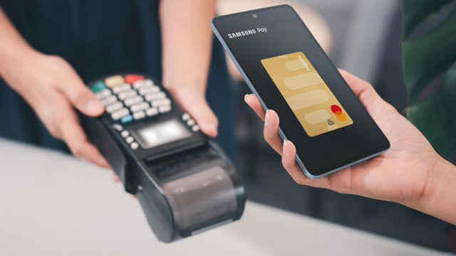 Paying contactless with Samsung Pay on mobile phone