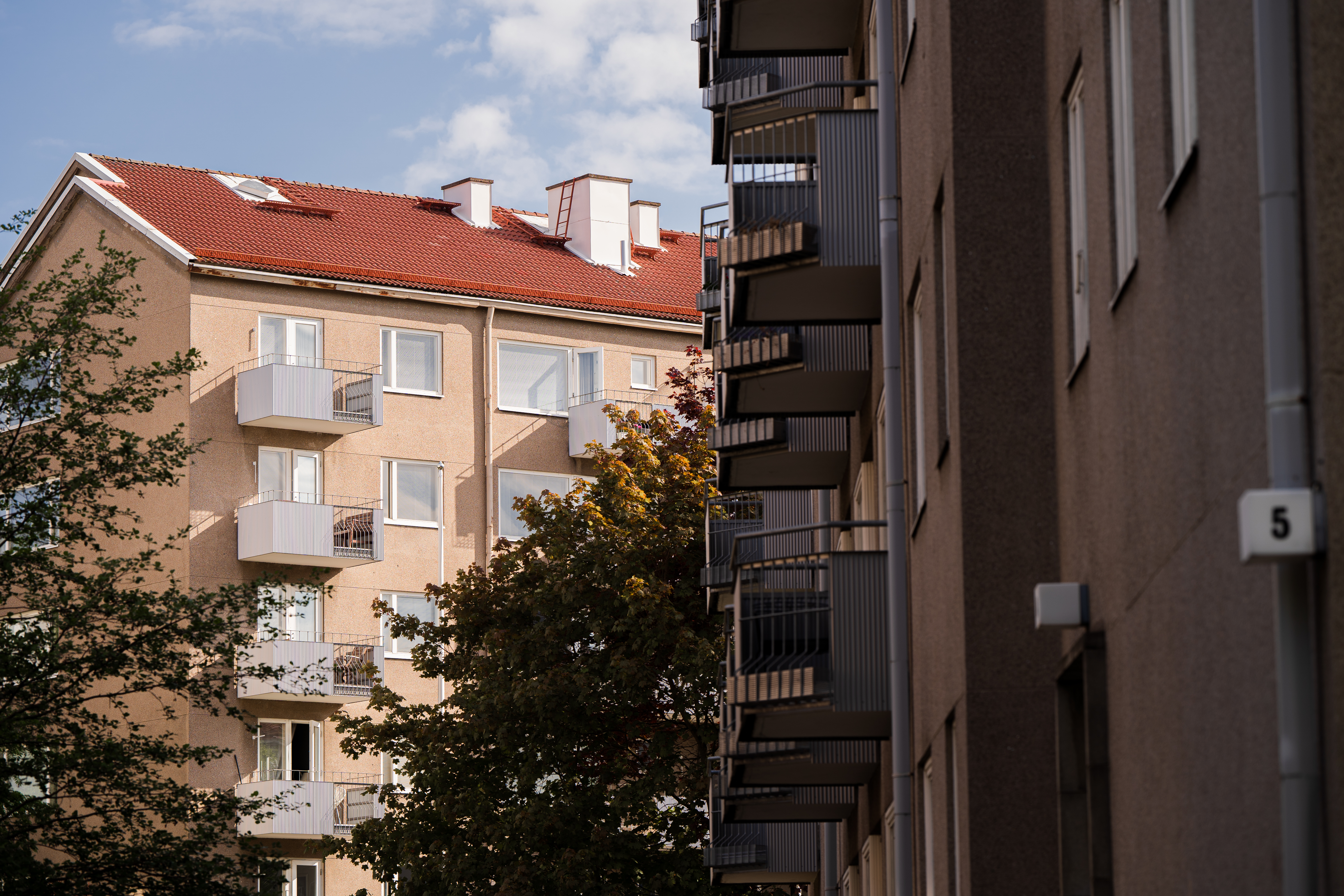 Kaksi kerrostaloa aurinkoisessa säässä