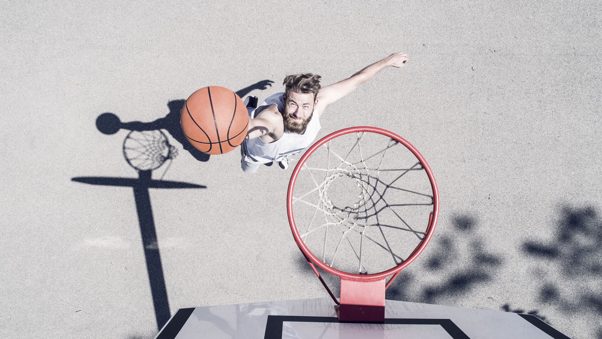 man-playing-basketball-on-outdoor-court