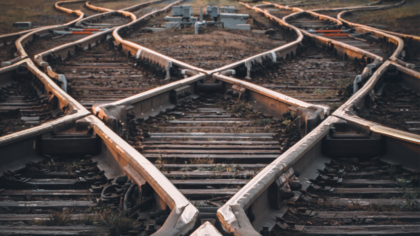 crossing-railway-tracks.-the-concept-of-the-beginning-of-the-way-planning-uncertainty-of-choices-and-decisions-1920x1080.png