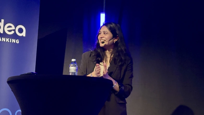 Ung kvinna presenterar på Techarenan. 