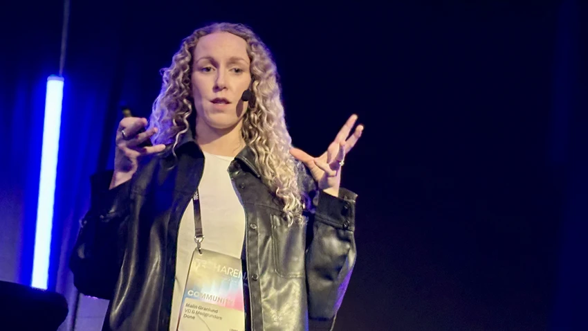 Ung kvinna talar på Techarenan. 