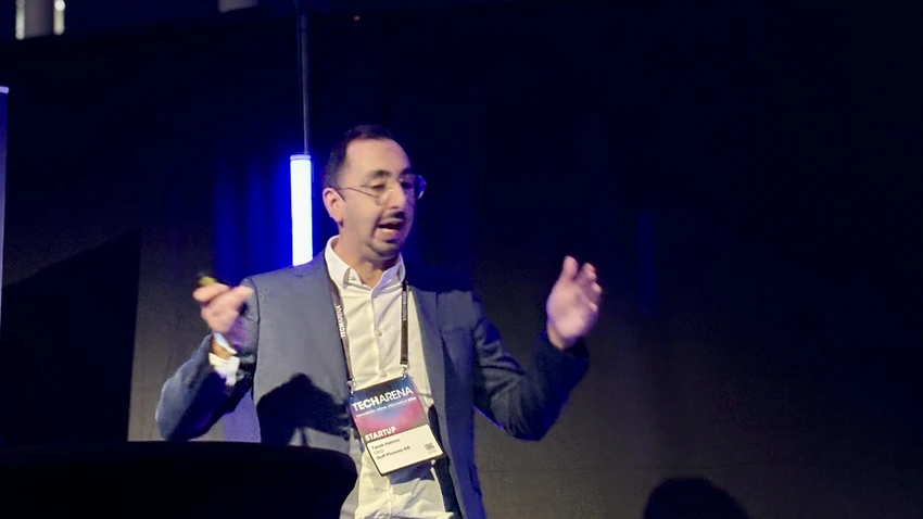 Man talar på scenen. 