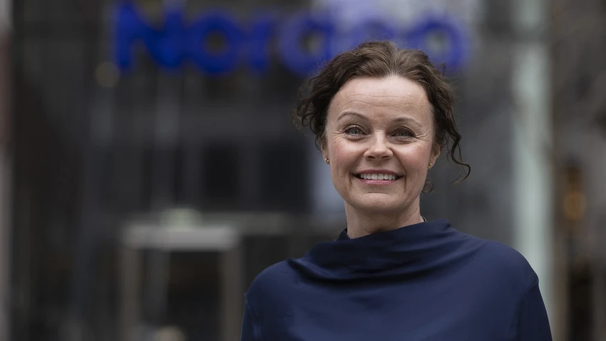 Chef för småföretagsaffären framför Nordea kontoret. 