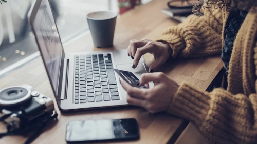 online-shopping-from-cafe