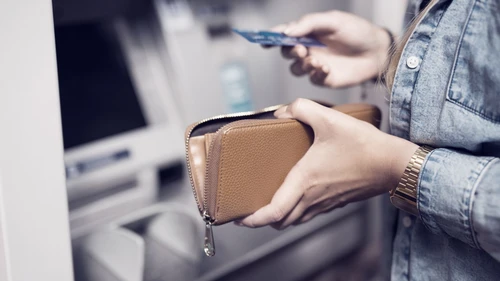 woman-using-atm
