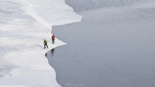 Ice skaters in bird&#039;s eye view