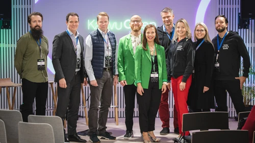 Kuvassa Kasvu Openin ja Nordean edustajia rivissä