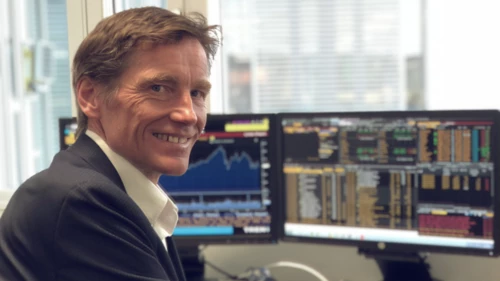 Robert Næss foran pc-en, han forvalter et fond som har blitt kåret til det beste globale aksjefondet