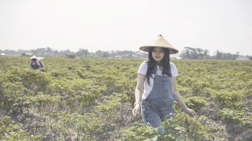 female chilifarmer outside of jakarta