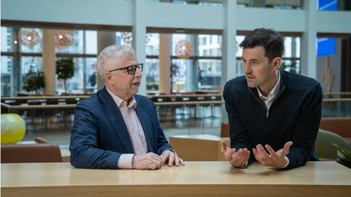 Erik Bruce og Joachim Bernhardsen taler sammen ved et bord blogg billede