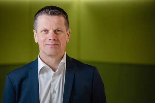Nordea Kiinnitysluottopankin toimitusjohtaja Jussi Pajala katsoo suoraan kameraan taustallaan vihreä seinä