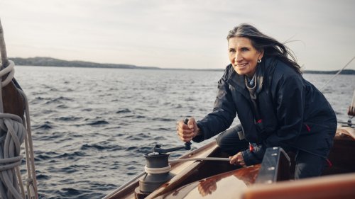 Women alone sailing