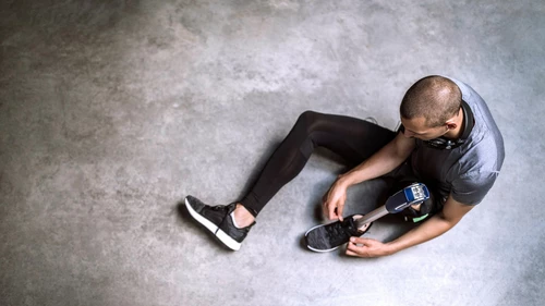 Amputee athlete tying his shoe