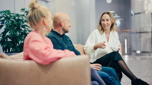 People talking, sitting in sofa