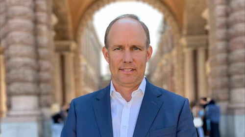 Martin Persson utanför Riksdagen