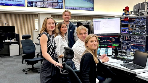 SEinterns2024_trading-desk_5-people.jpg