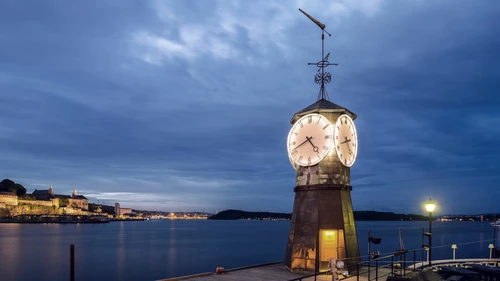 clock-on-aker-brygge-dock-oslo-norway
