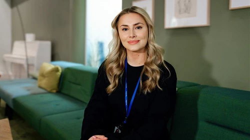 Isabella Biedrawa sitter i en sofa på kontoret
