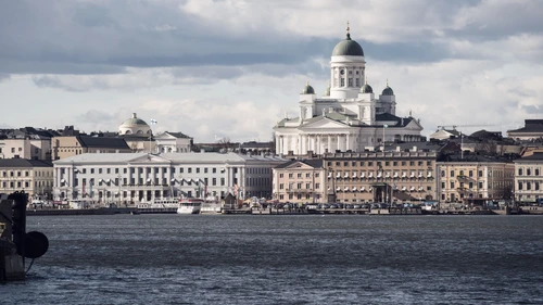 Mereltä otettu maisemakuva Helsingin senaatintorin kirkon suntaan.