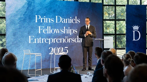 Prins Daniel i kostym på scenen och talar.