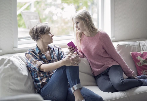 Mor og datter snakker om ukepenger
