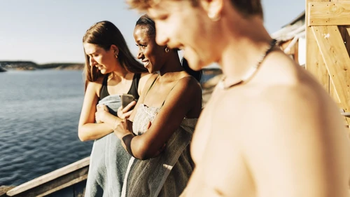 venner ude at svømme sammen