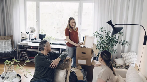  Ung kvinde taler med sine forældre