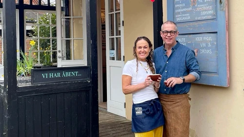Troels og hustru foran cafeen