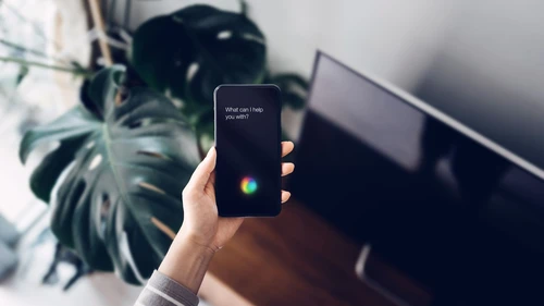 Womans hand hjolding phone