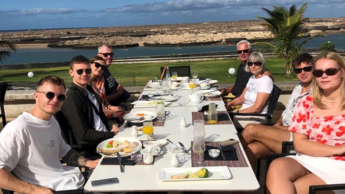 Heidi og familien spiser brunch på La Santa