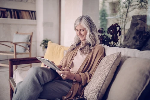 Kvinde i sofa med tablet