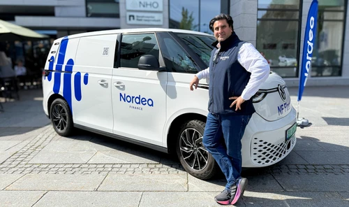  Azad Hadjarpour med sin profilerte Nordea-bil