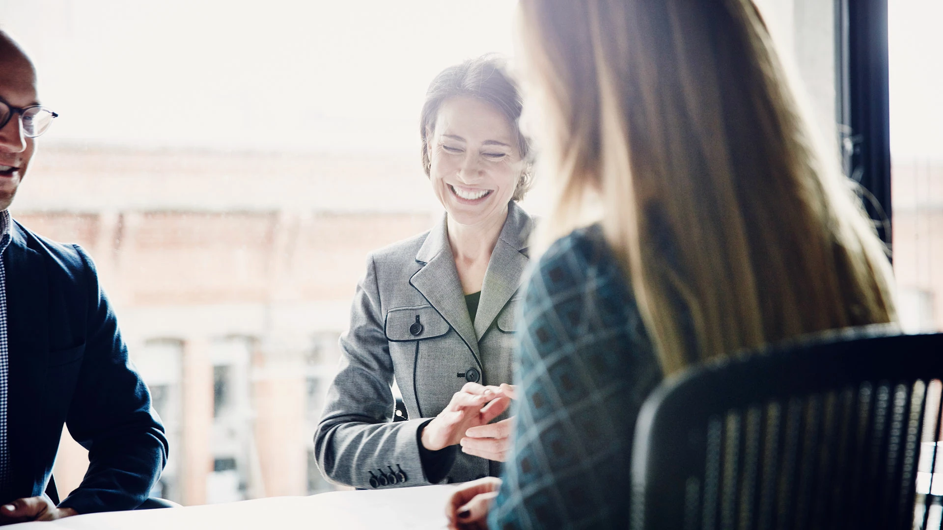 Advisory-meeting-with-smiling-woman