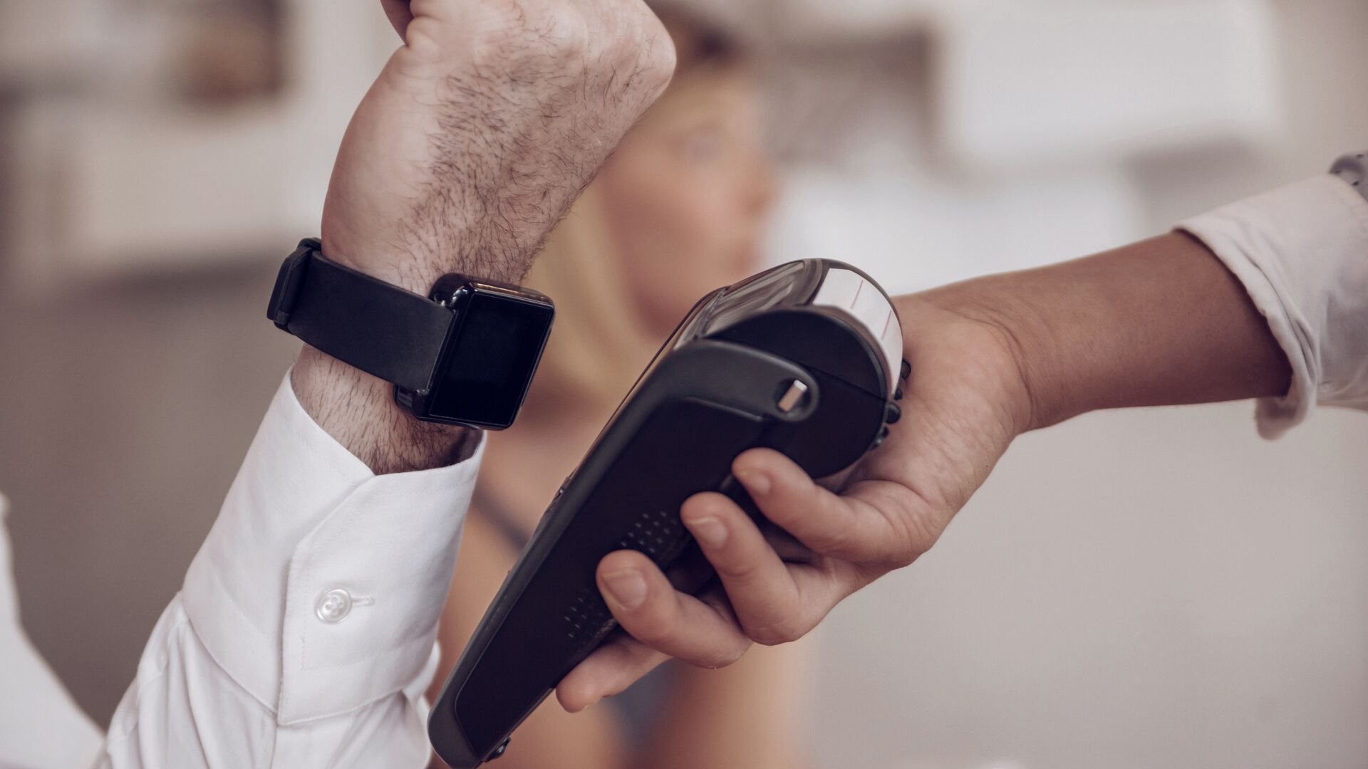 Contactless payment with smartwatch in cafe