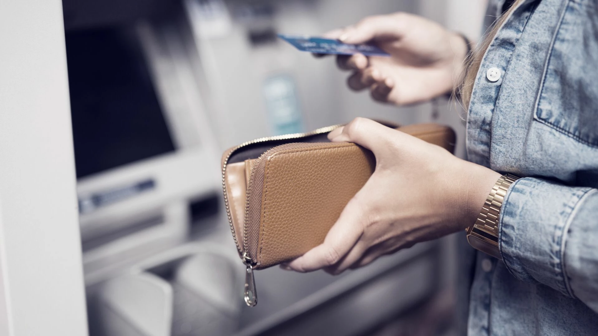 woman-using-atm