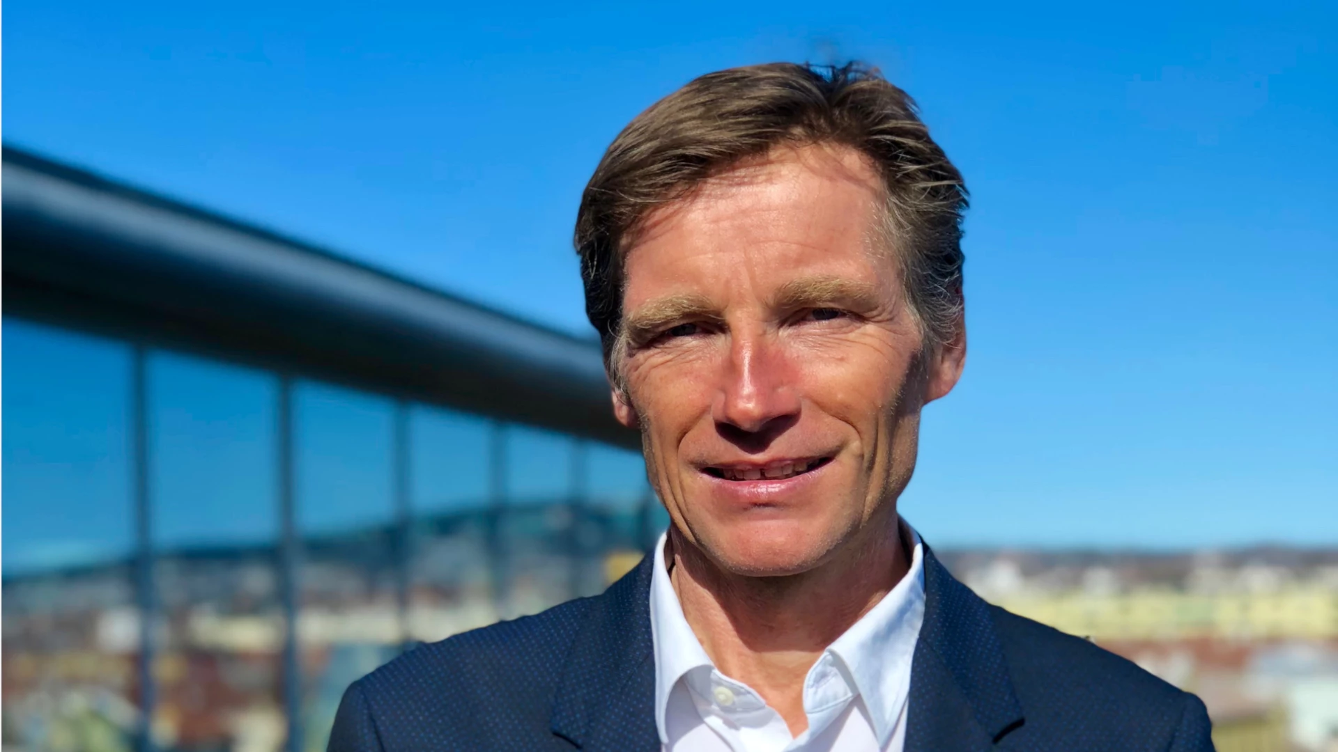Investeringsdirektør Robert Næss utendørs i fint vær