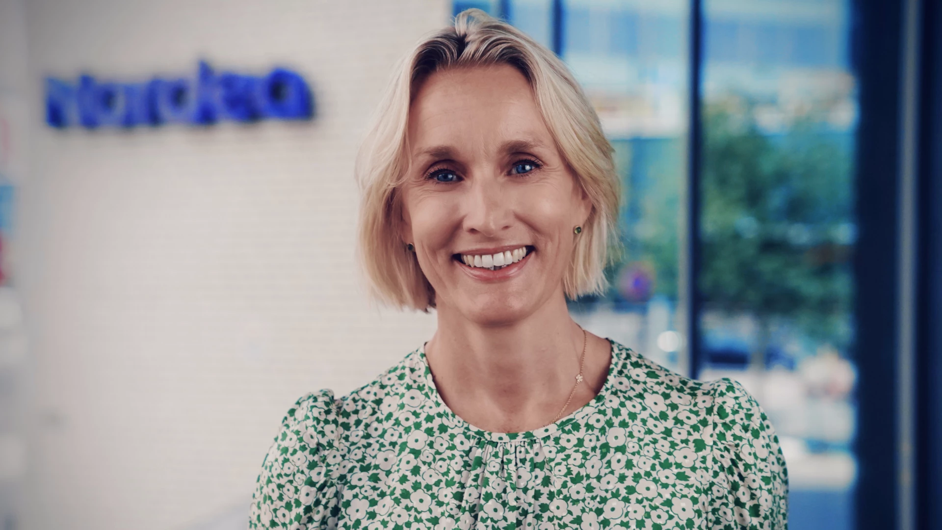 Randi Marjamaa outside Nordea-huset i Oslo