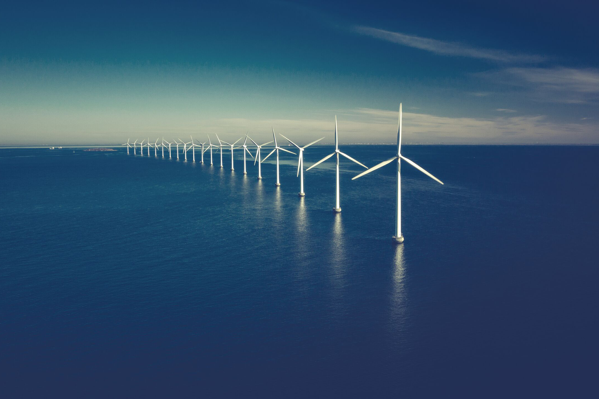 Insights_hero-Wind-turbines-in-the-ocean_1920x1280.png