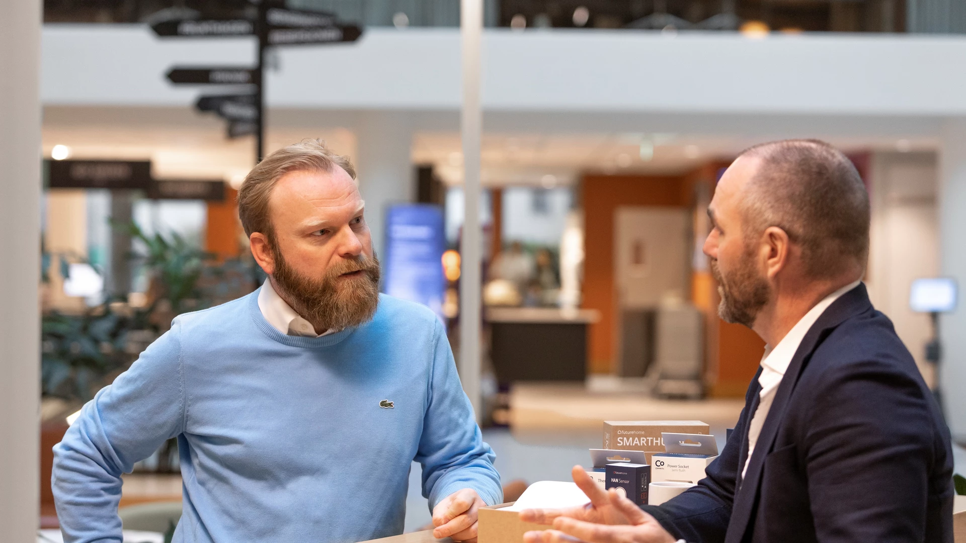 Arve og Thor står og prater