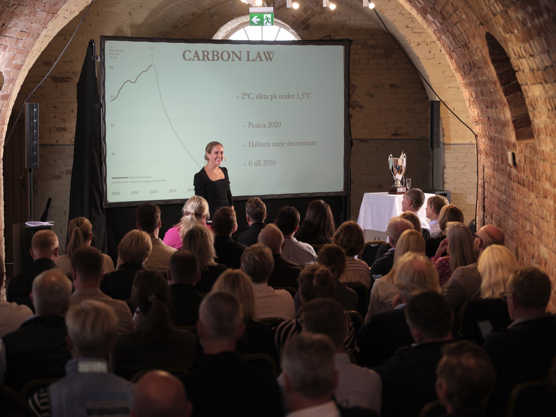 Picture of Rebecka Carlsson, with audience, who held a seminar at Marstrand.