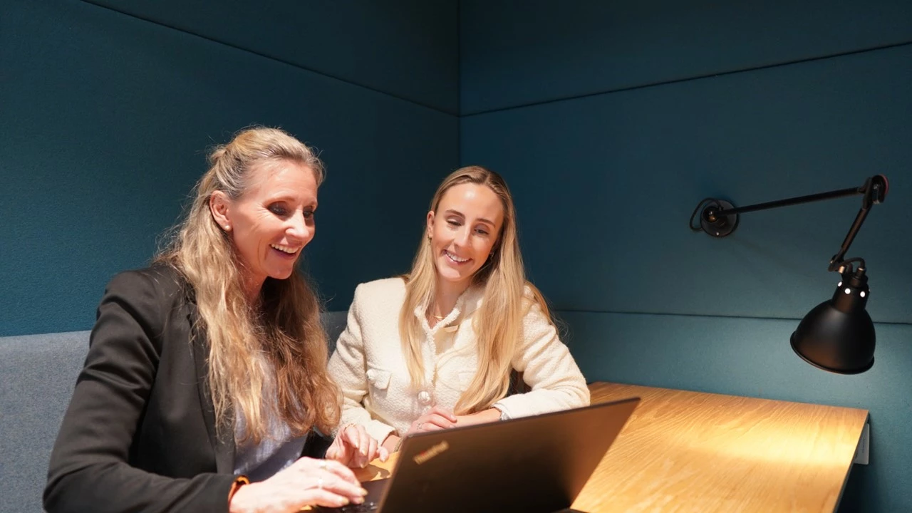 Liven og Amanda ved PC