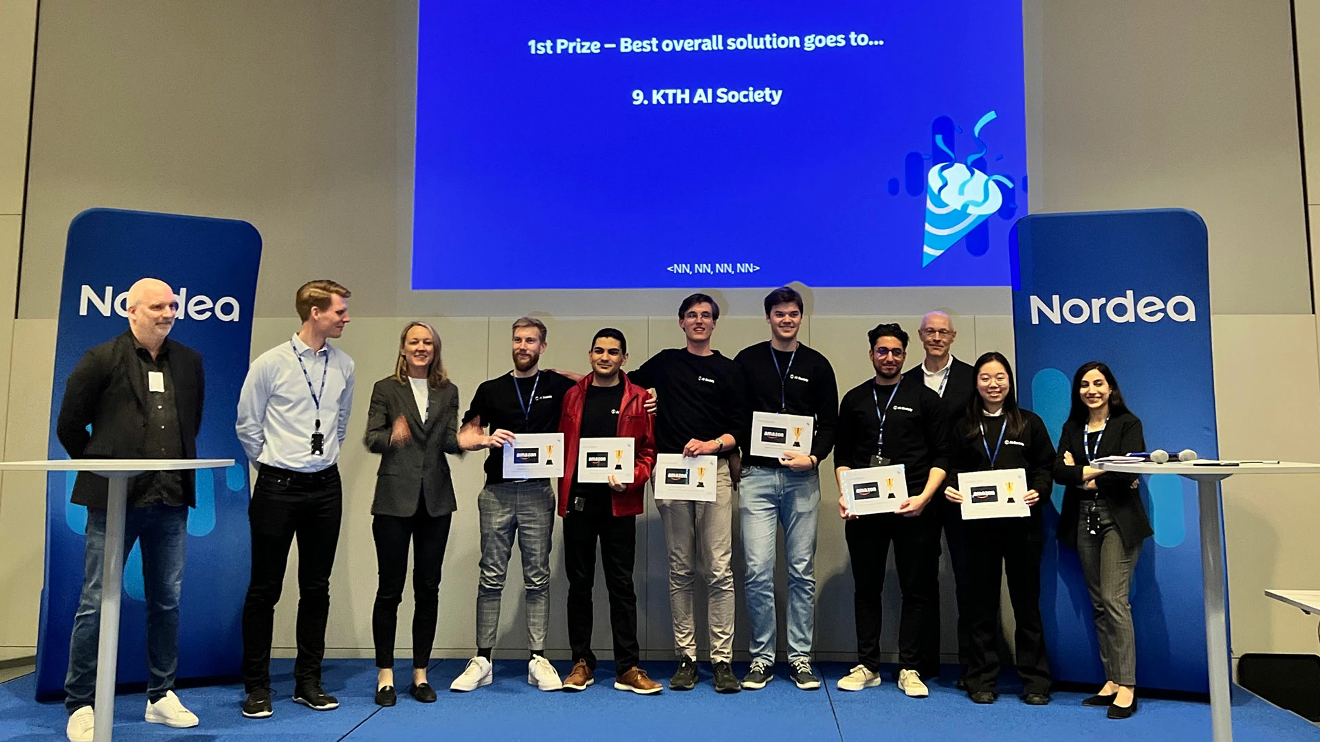 Vinnarna av AI-Hackathon 2024 på scenen efter vinsten