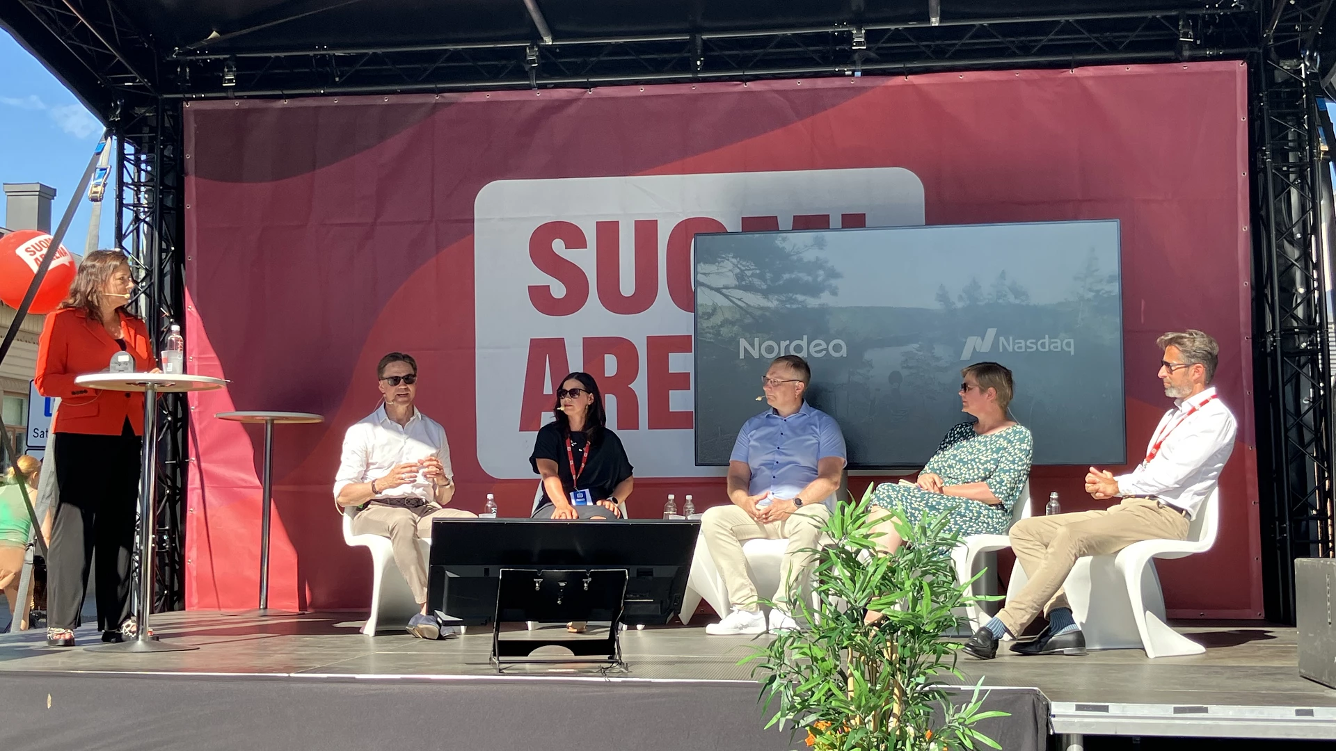 Panelistit SuomiAreenan lavalla