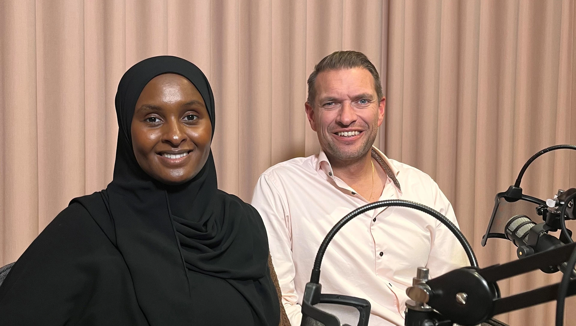 Deqa Abukar, vd Bling, och Anders Stenkrona, privatekonom Nordea. 