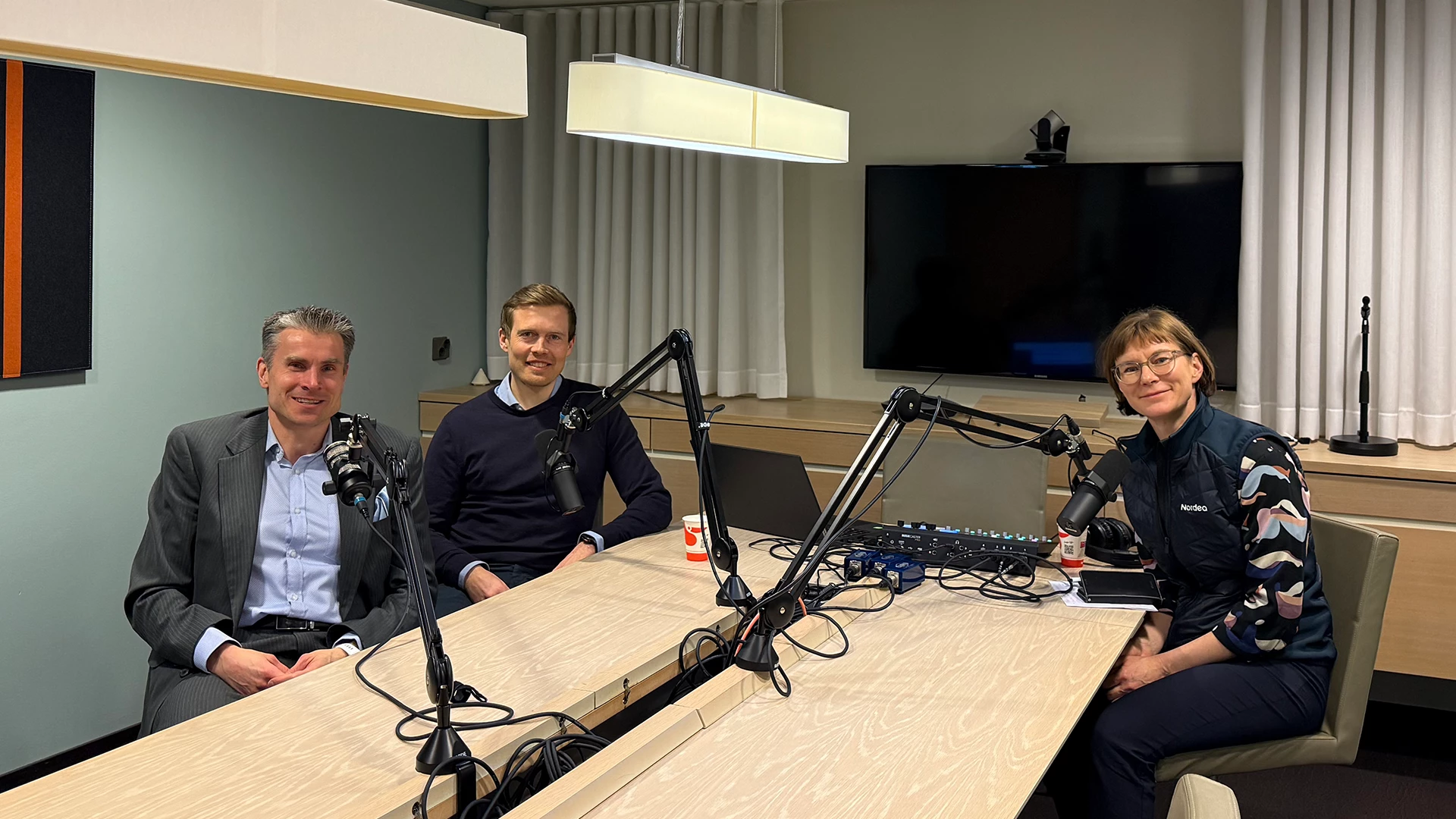 Jan Von Gerich, Juho Kostiainen ja Tuuli Koivu podcast-studiossa