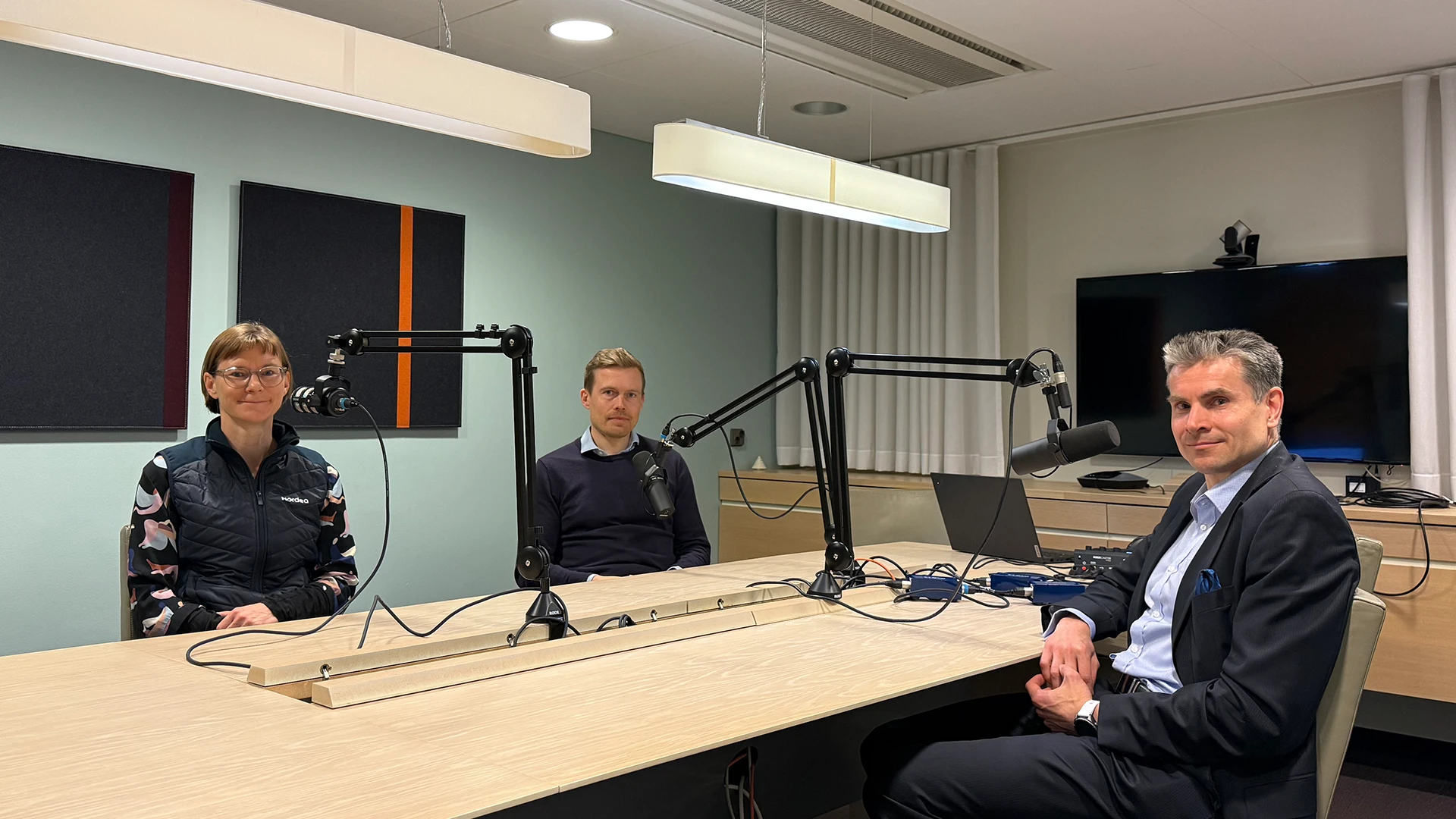 Tuuli Koivu, Juho Kostiainen ja Jan Von Gerich podcast-studiossa