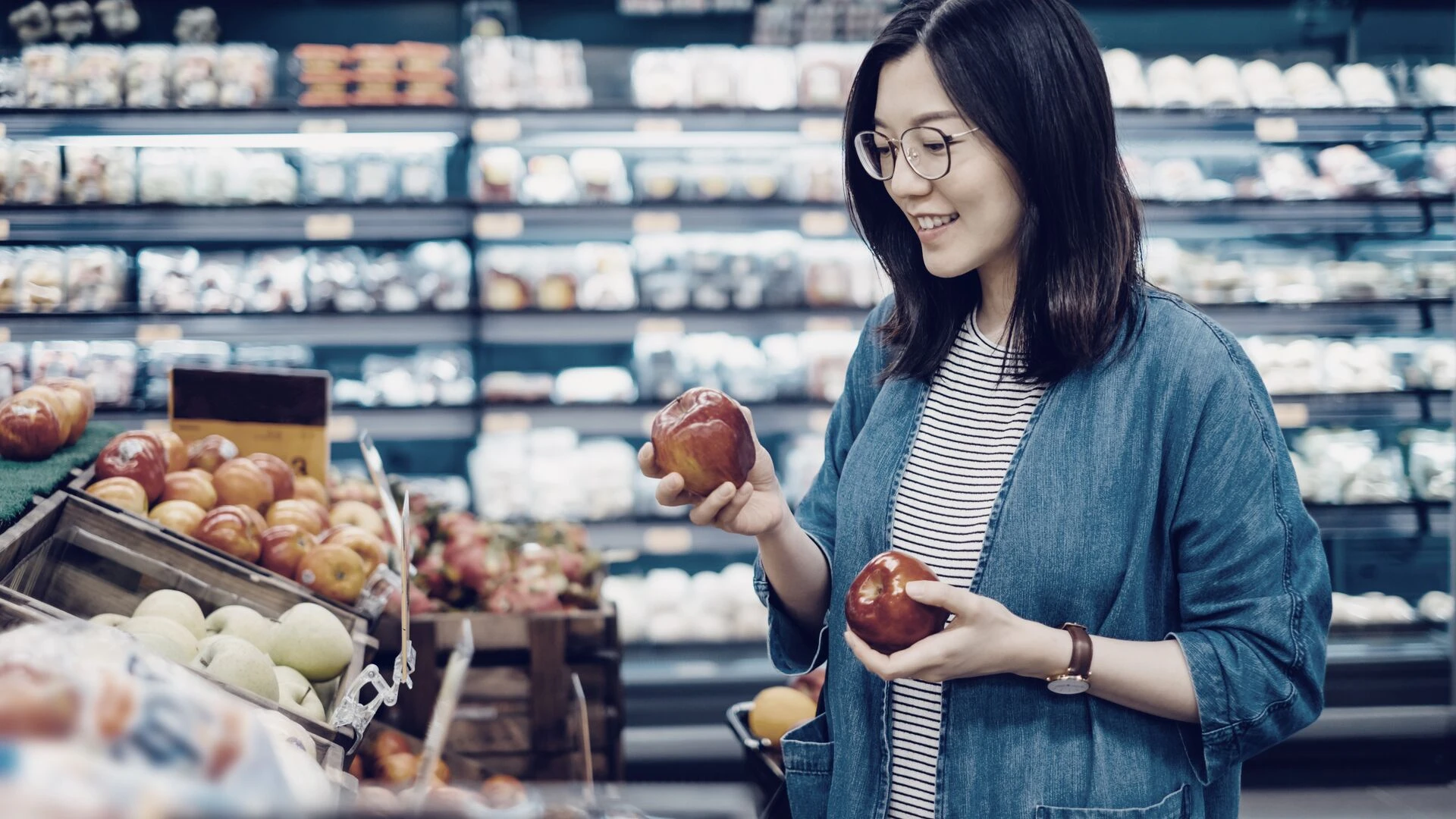 A woman shopping for fresh organic fruits in supermarket