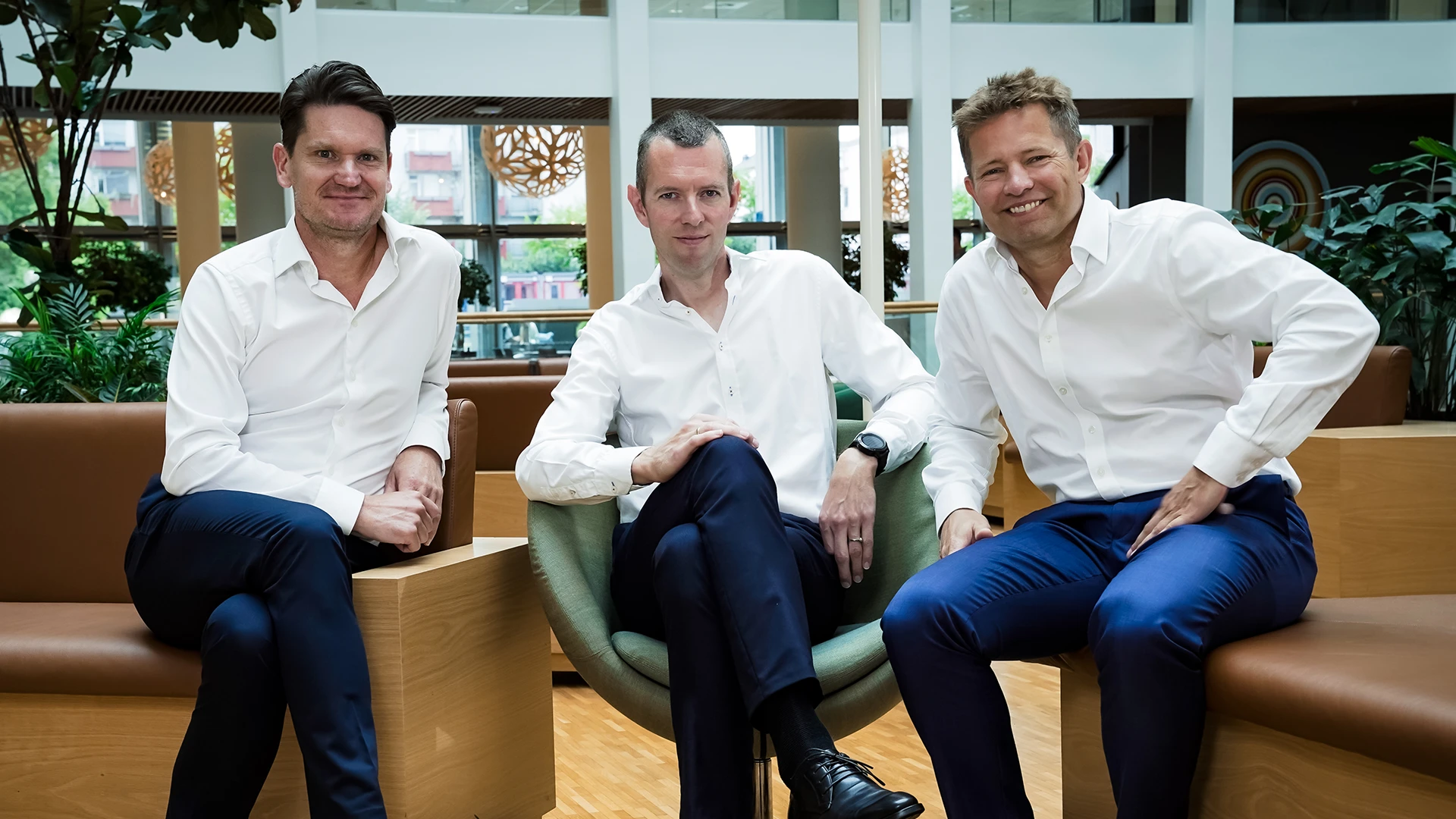 Kjetil Olsen, Ole Håkon Eek-Nielsen and Lars Mouland sitting on couches and smiling.